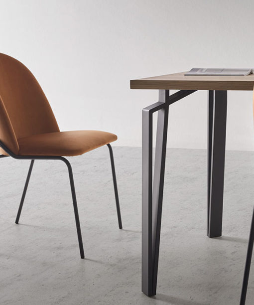 MESA COMEDOR ARCO DETALLE PATA